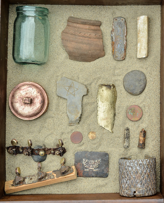 Экспозиция - ёмкости, монетки и медь-латунь-свинец.jpg